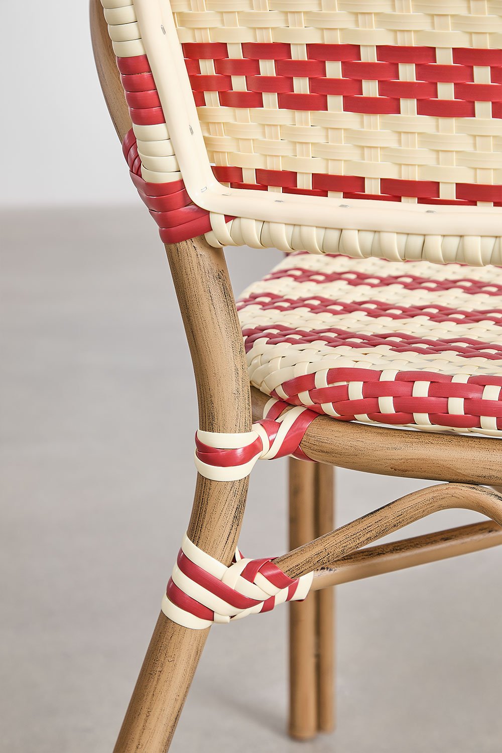 Sedia da pranzo impilabile Solange Bistro con braccioli in rattan sintetico e alluminio