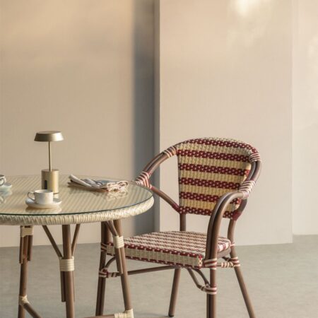 Sedia da pranzo impilabile Solange Bistro con braccioli in rattan sintetico e alluminio