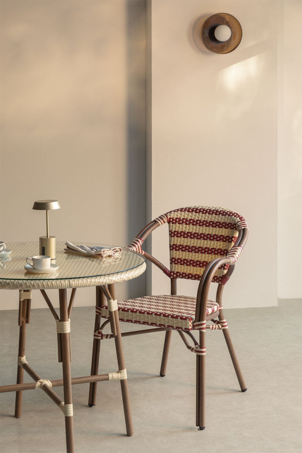 Sedia da pranzo impilabile Solange Bistro con braccioli in rattan sintetico e alluminio