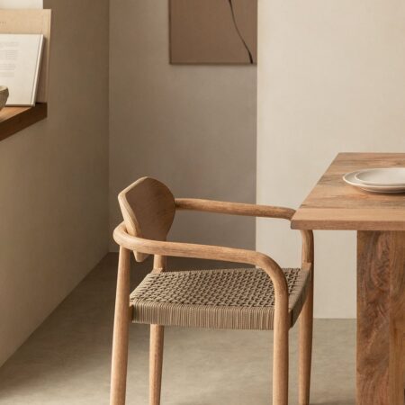 Sedia da pranzo con braccioli in legno Naele