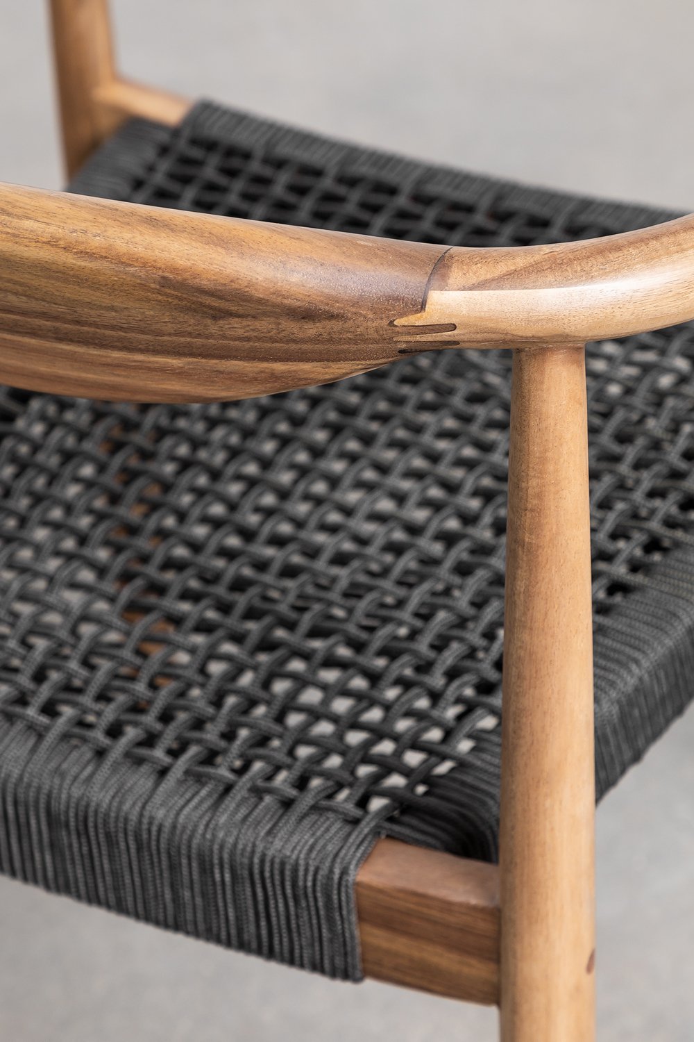 Sedia da pranzo Mallory in legno di acacia e corda intrecciata