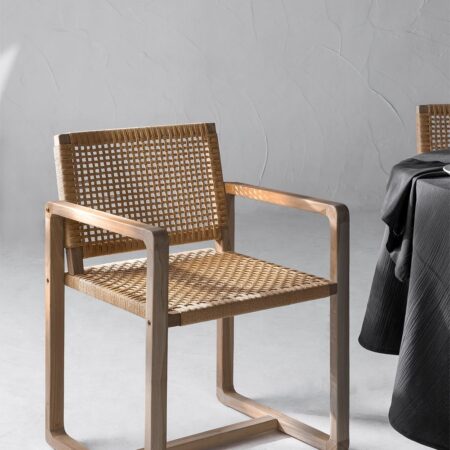Sedia da pranzo con braccioli in legno di teak Monsxau