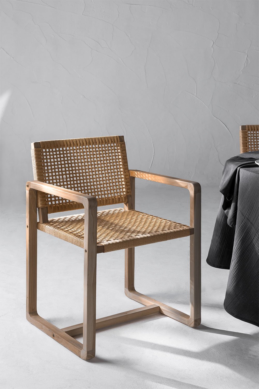 Sedia da pranzo con braccioli in legno di teak Monsxau