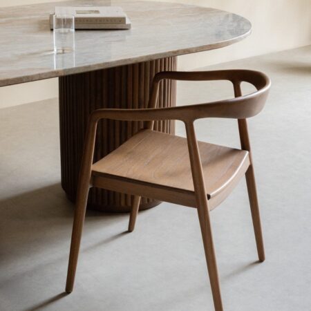 Sedia da pranzo Rokan in teak con braccioli