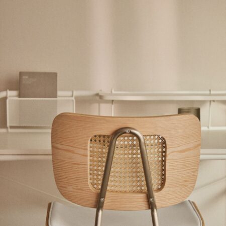 Sedia da scrivania Raysa con ruote in legno, rattan e similpelle