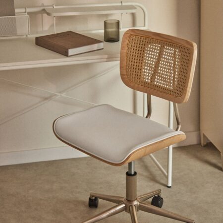 Sedia da scrivania Raysa con ruote in legno, rattan e similpelle