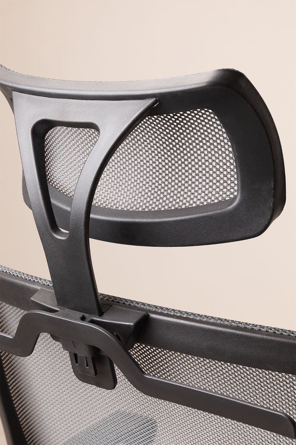 Sedia da ufficio con ruote e poggiatesta Teill Black