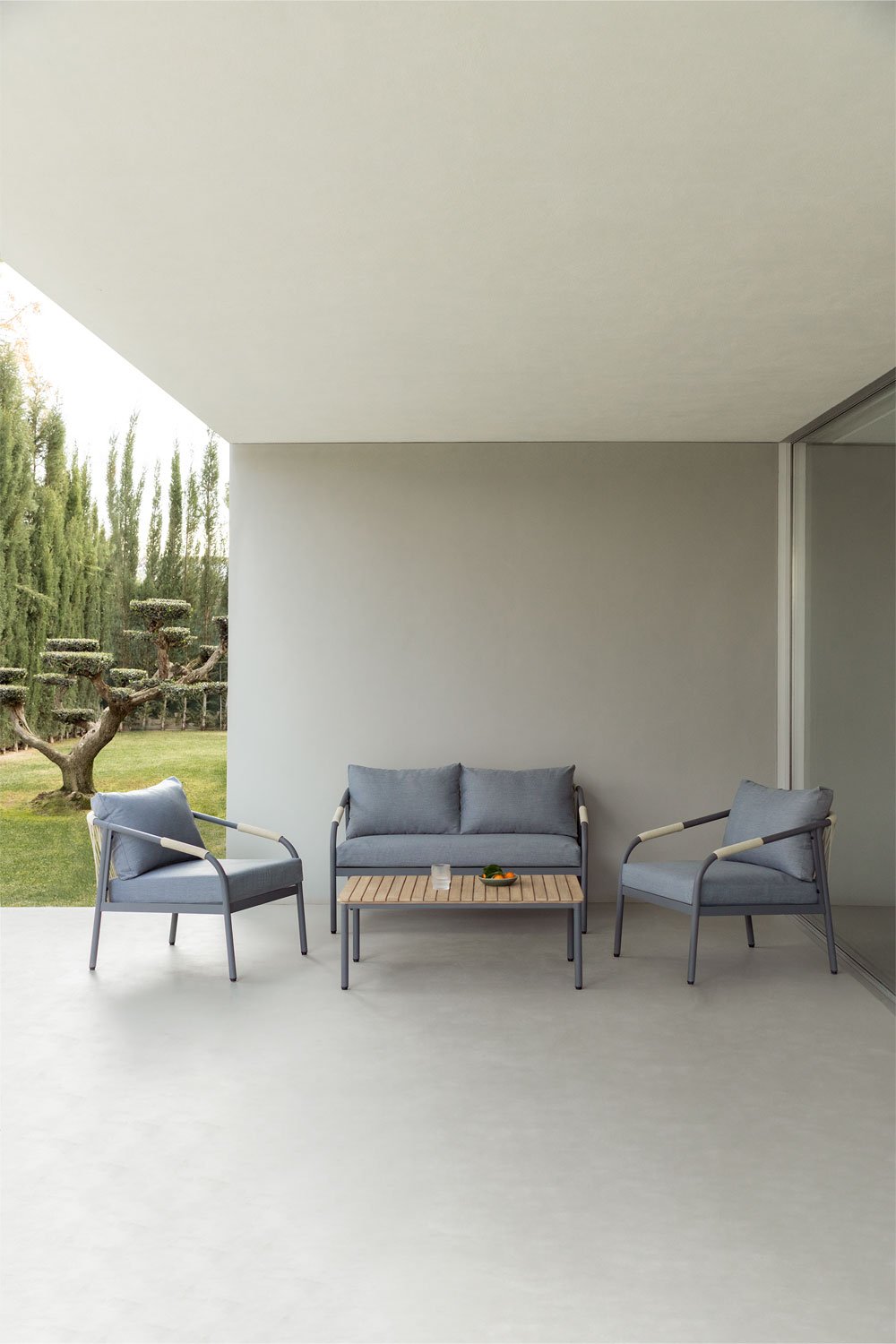 Set da giardino con divano 2 posti, 2 poltrone e tavolino in alluminio e legno di acacia Basper