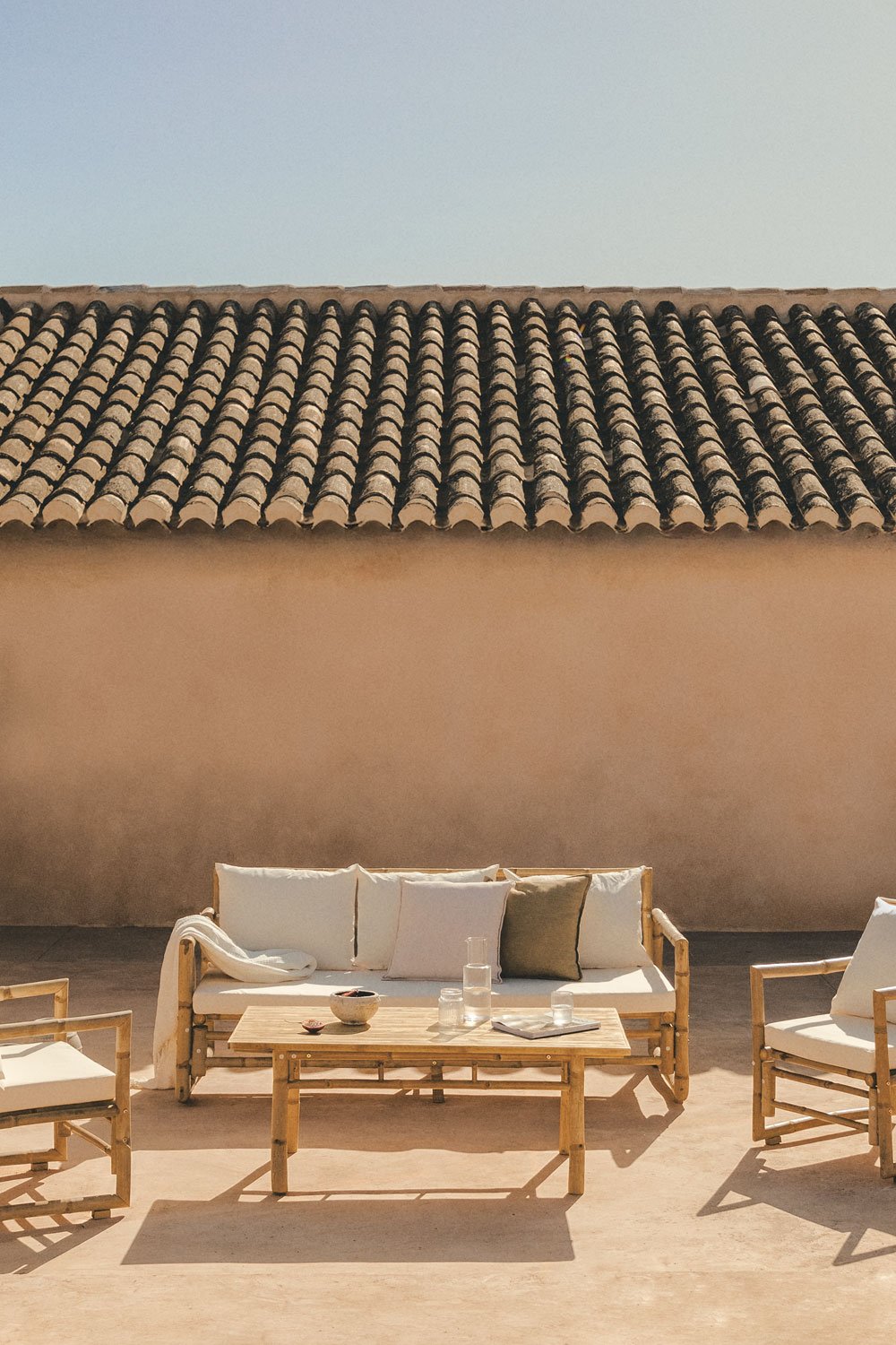 Set da giardino con divano a 3 posti e tavolino da caffè 120x60 cm in bambù Livayna