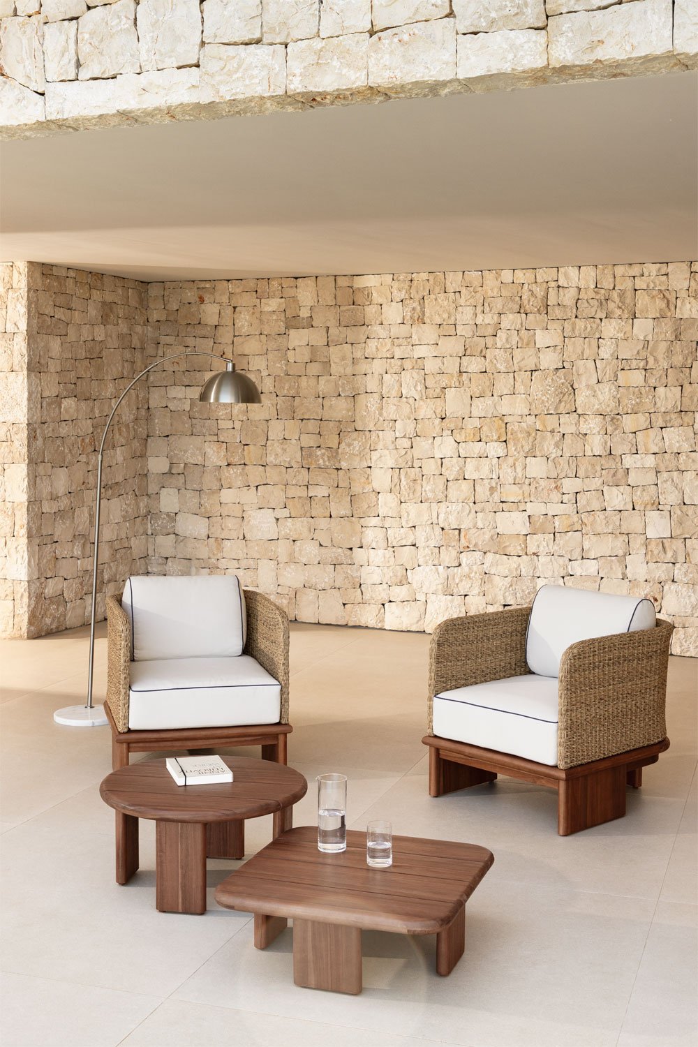Set da giardino con 2 poltrone e 2 tavolini in rattan e legno di acacia Famara