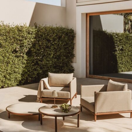 Set da giardino con 2 poltrone e 2 tavolini rotondi in legno di acacia Olivia