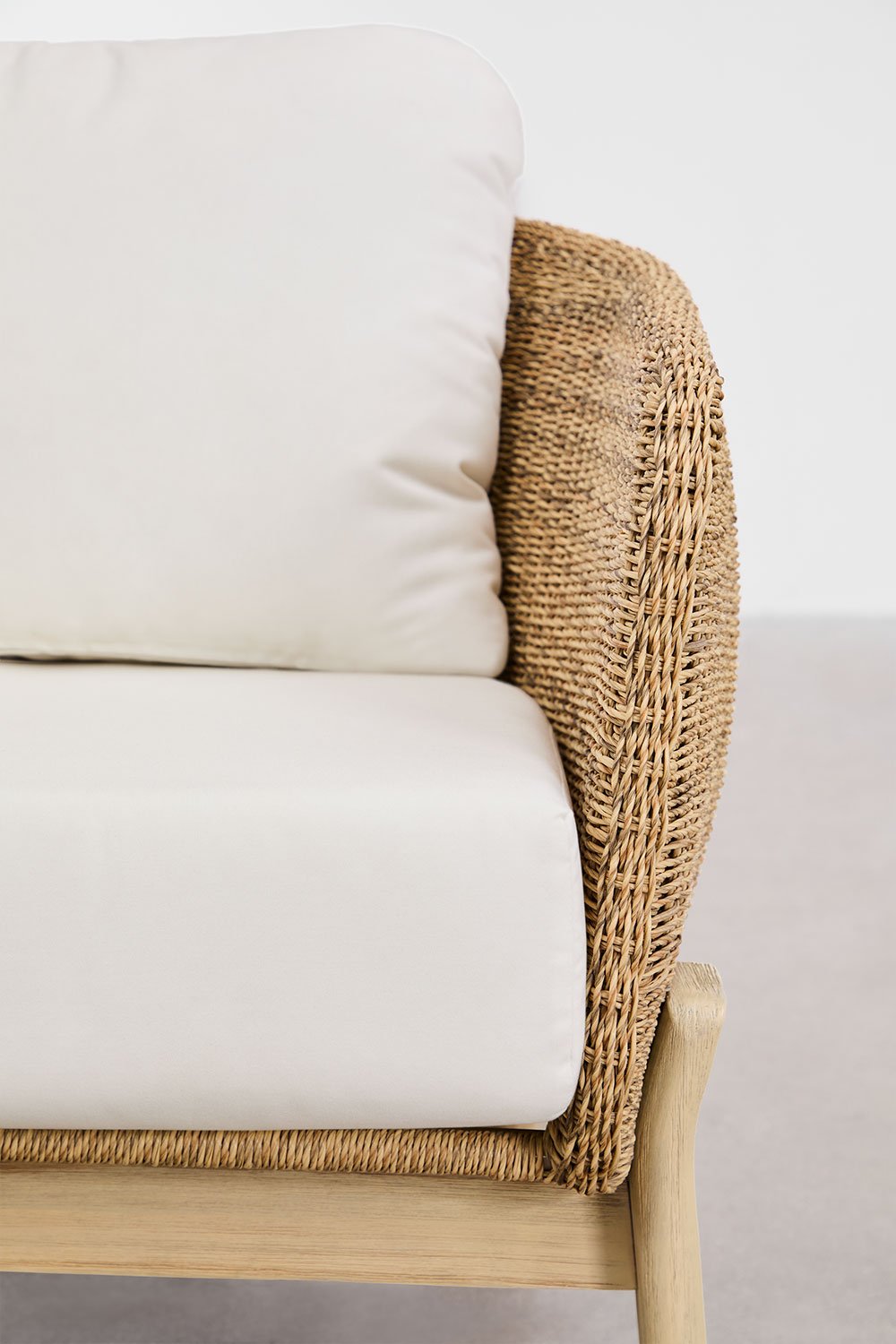 Set da giardino Leilan con 2 poltrone e un tavolino in legno di acacia e rattan