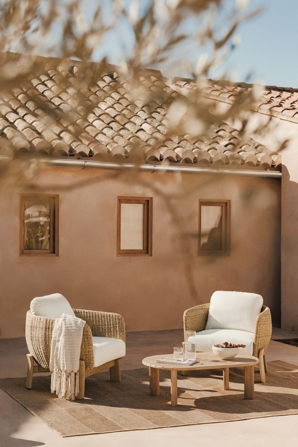 Set da giardino Leilan con 2 poltrone e un tavolino in legno di acacia e rattan