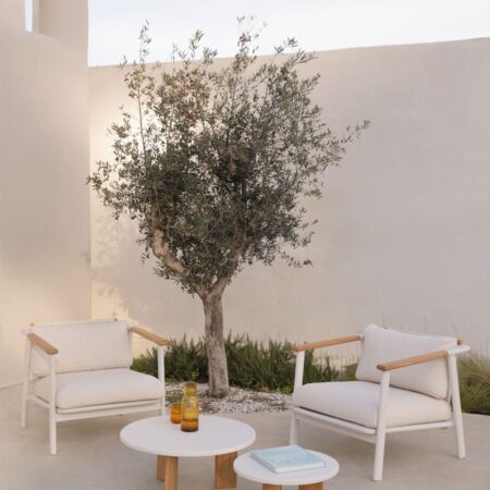 Set da giardino con 2 poltrone in tessuto bouclé e 2 tavolini da caffè in alluminio Yervin