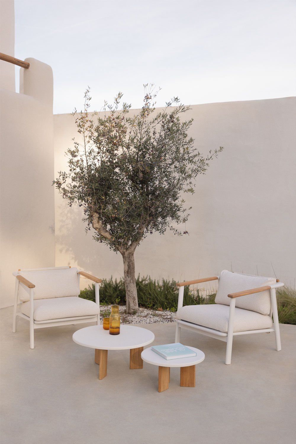 Set da giardino con 2 poltrone in tessuto bouclé e 2 tavolini da caffè in alluminio Yervin