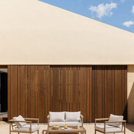 Set da giardino con divano 2 posti, 2 poltrone e tavolino in alluminio e legno di acacia Lipov