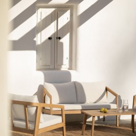 Set da giardino Kaela in legno di acacia con divano, 2 poltrone e tavolino