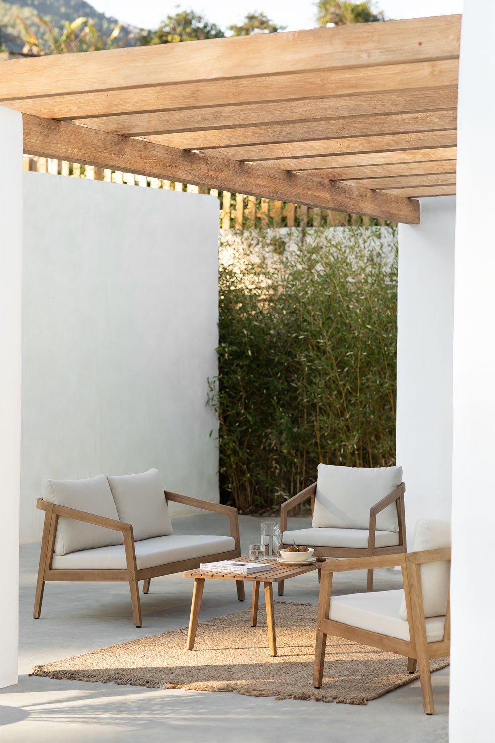 Set da giardino Kaela in legno di acacia con divano, 2 poltrone e tavolino
