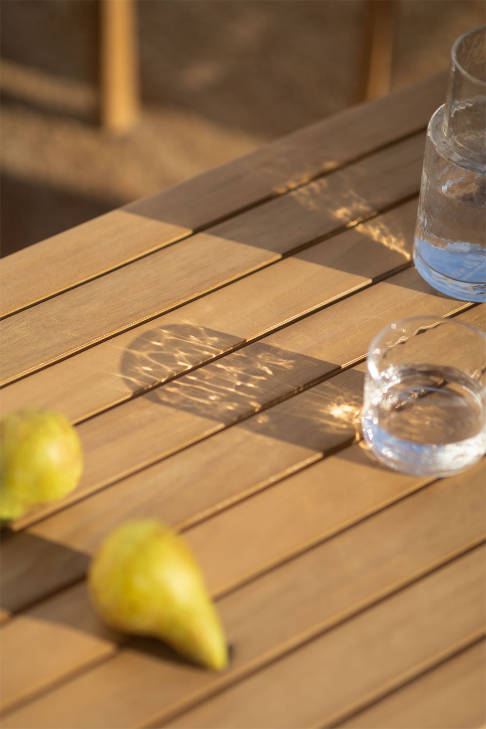 Set da giardino Kaela in legno di acacia con divano, 2 poltrone e tavolino
