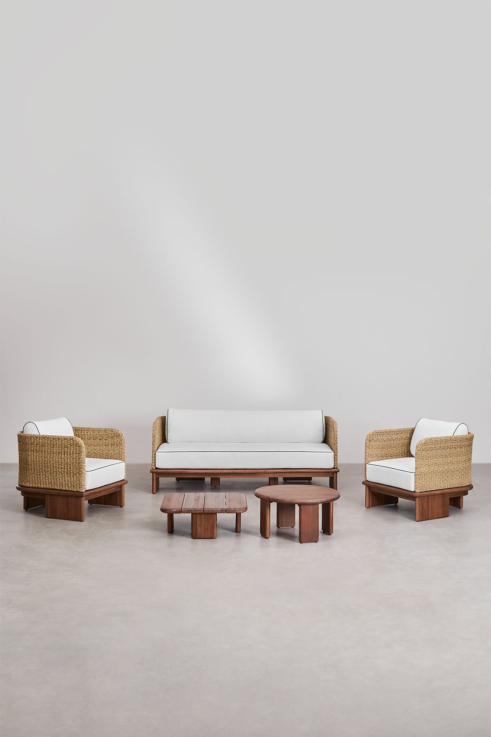 Set da giardino con divano 3 posti, 2 poltrone e 2 tavolini in rattan e legno di acacia Famara