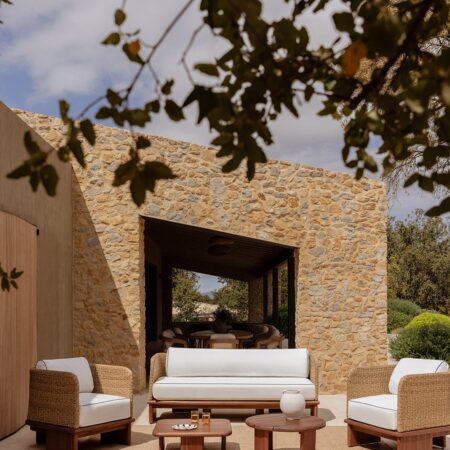 Set da giardino con divano 3 posti, 2 poltrone e 2 tavolini in rattan e legno di acacia Famara