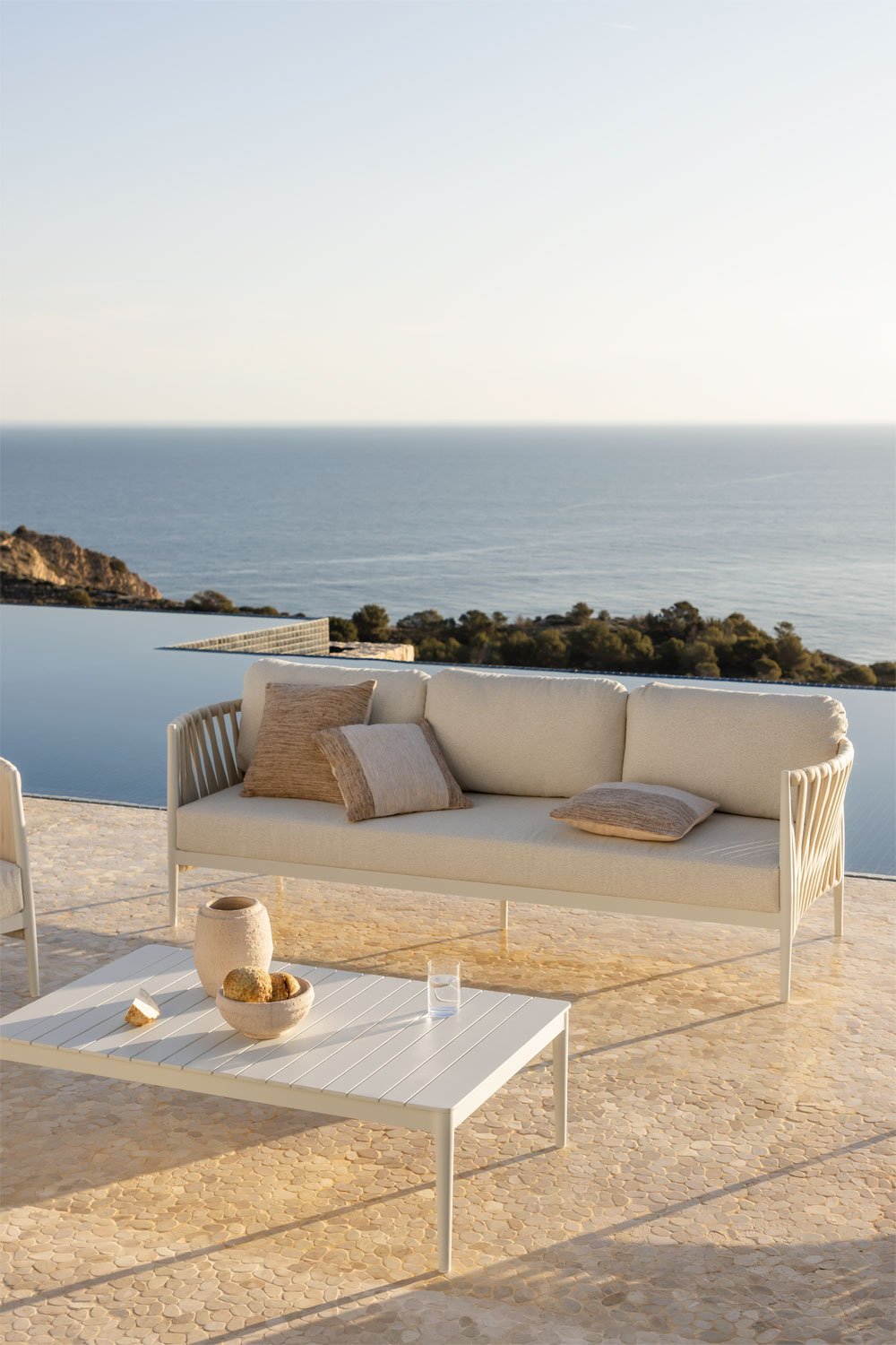 Set da giardino con divano 3 posti in tessuto bouclé e tavolino rettangolare 120x70 cm in alluminio Sereilen
