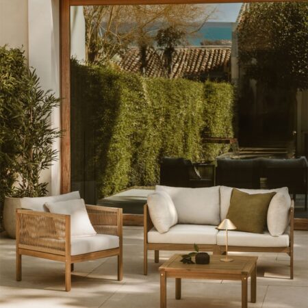 Set di divani modulari Branson in legno di acacia, 2 pezzi, con braccioli, poltrona e tavolino