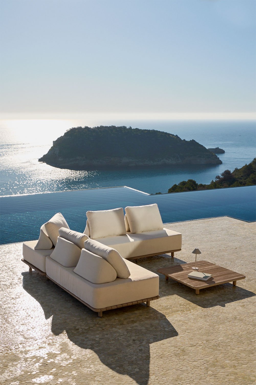 Set da giardino con divano modulare angolare a 3 pezzi e tavolino 95x95 cm in acacia Portet