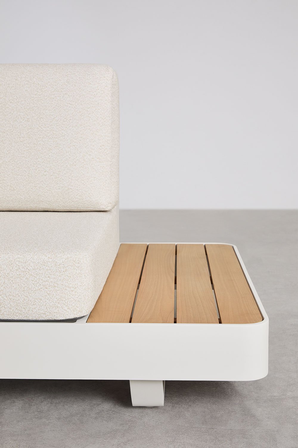 Set soggiorno con divano angolare 5 posti e tavolino in alluminio e legno di teak Yarilo