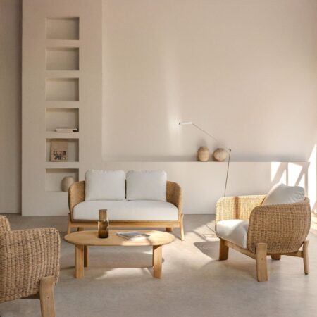 Set soggiorno Leilan con divano a 2 posti, 2 poltrone e tavolino in legno di acacia e rattan