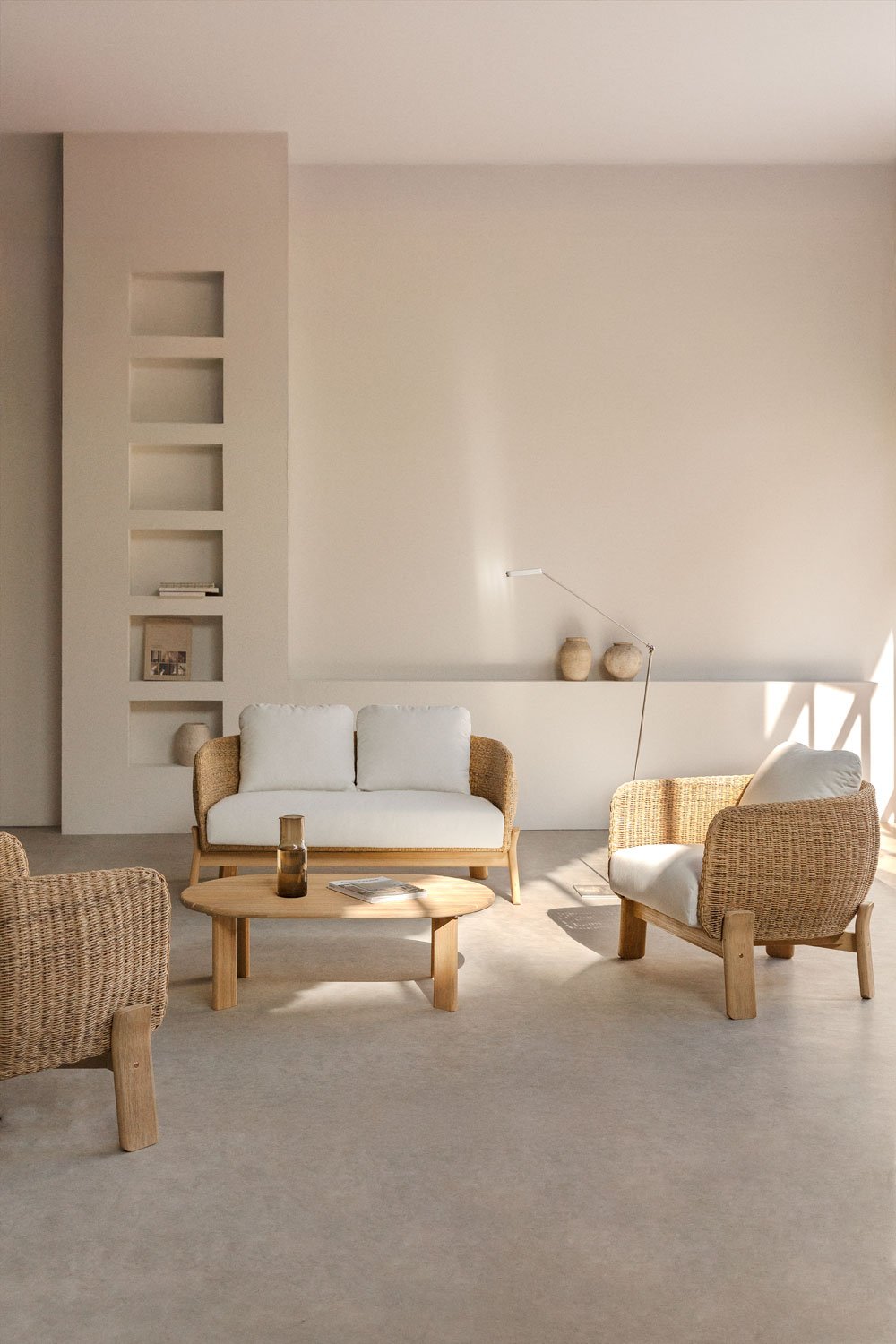 Set soggiorno Leilan con divano a 2 posti, 2 poltrone e tavolino in legno di acacia e rattan