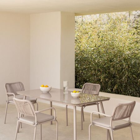 Set da tavolo rettangolare Arhiza, 160 x 90 cm, e 4 sedie da giardino impilabili in alluminio.