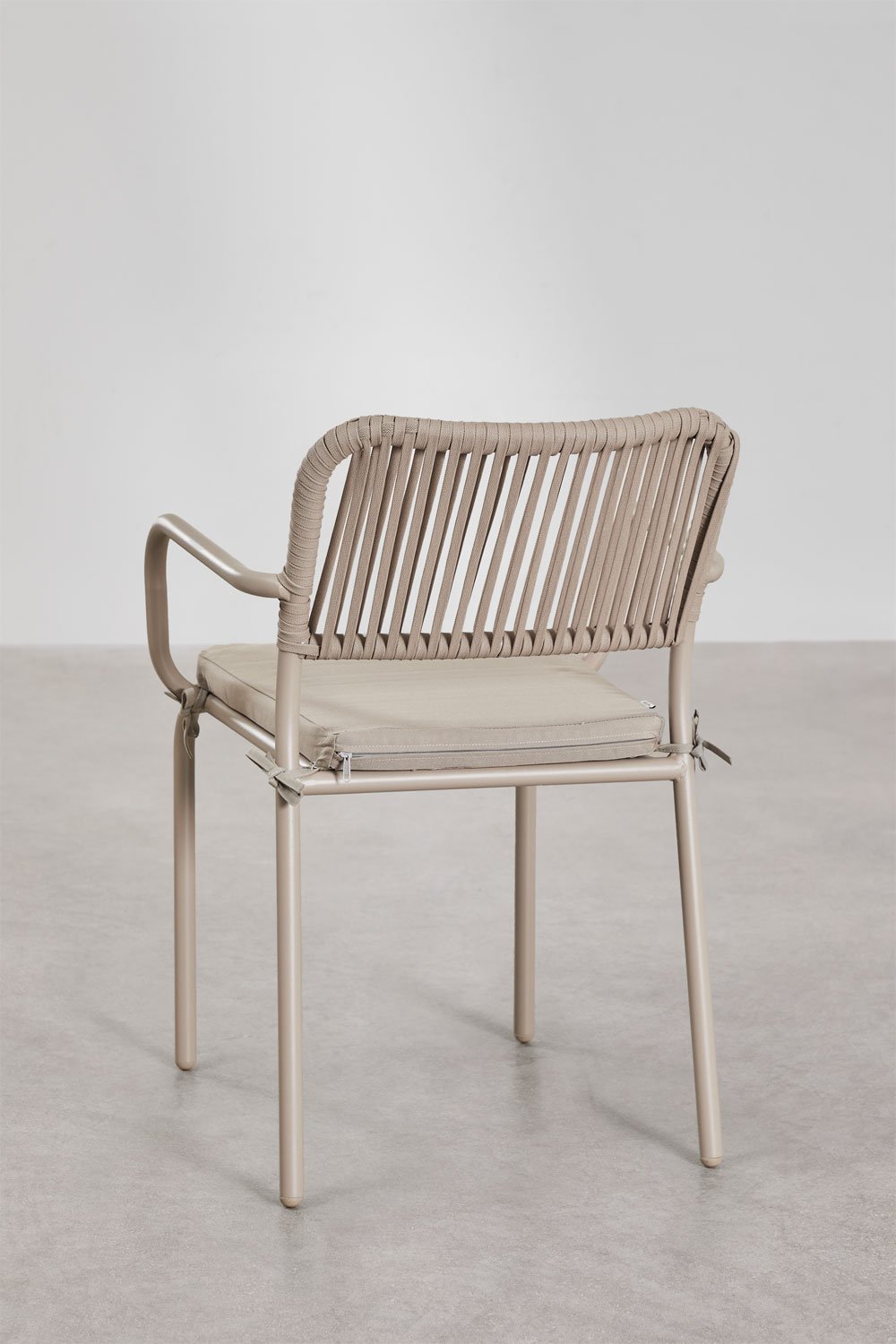 Set da tavolo rettangolare Arhiza, 160 x 90 cm, e 4 sedie da giardino impilabili in alluminio.