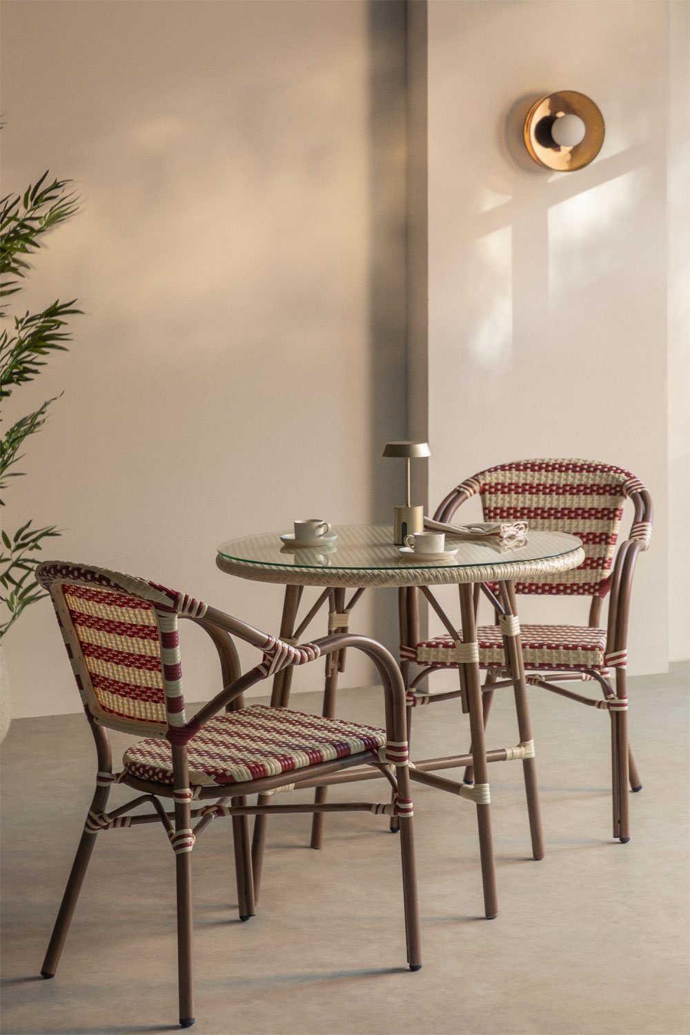 Set da tavolo rotondo Ø80 cm Brielle Bistro e 2 sedie con braccioli in rattan sintetico e alluminio Solange Bistro