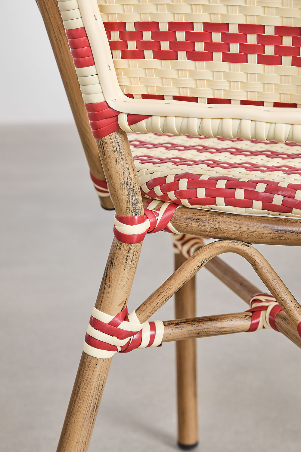 Set tavolo rotondo Ø80 cm Brielle Bistro e 2 sedie impilabili in rattan sintetico e alluminio Solange Bistro