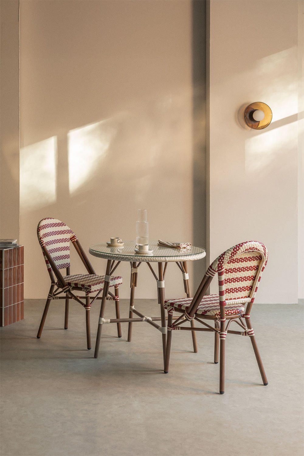 Set tavolo rotondo Ø80 cm Brielle Bistro e 2 sedie impilabili in rattan sintetico e alluminio Solange Bistro
