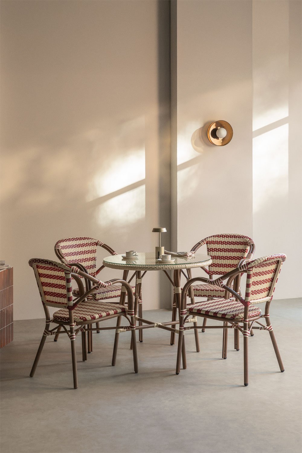 Set da tavolo rotondo Ø80 cm Brielle Bistro e 4 sedie con braccioli in rattan sintetico e alluminio Solange Bistro