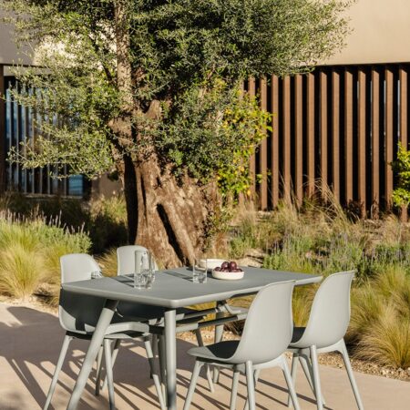 Set tavolo rettangolare 135x80 cm e 4 sedie da giardino in polietilene Scand