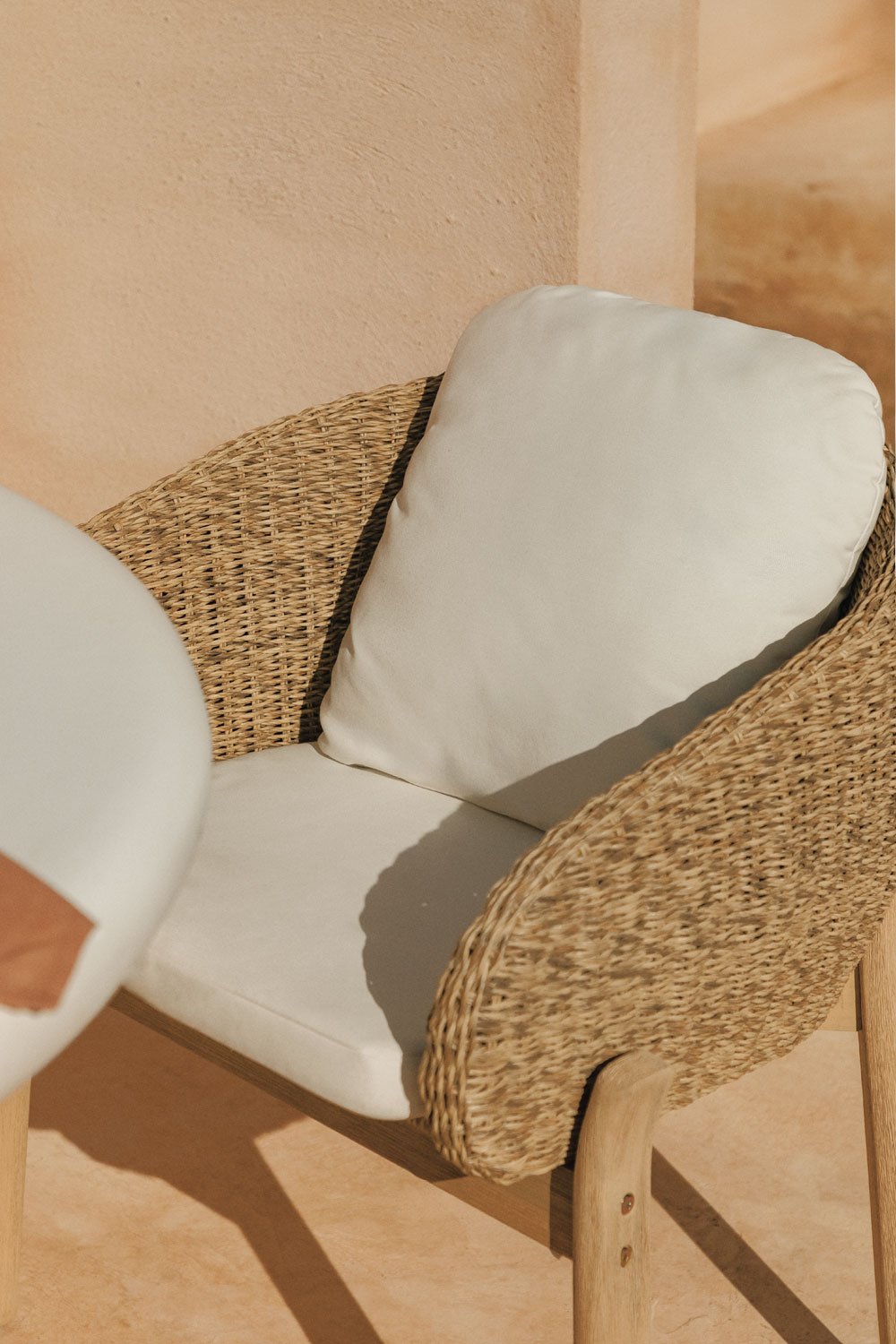 Confezione da 2 sedie da giardino Leilan con braccioli in legno di acacia e rattan sintetico