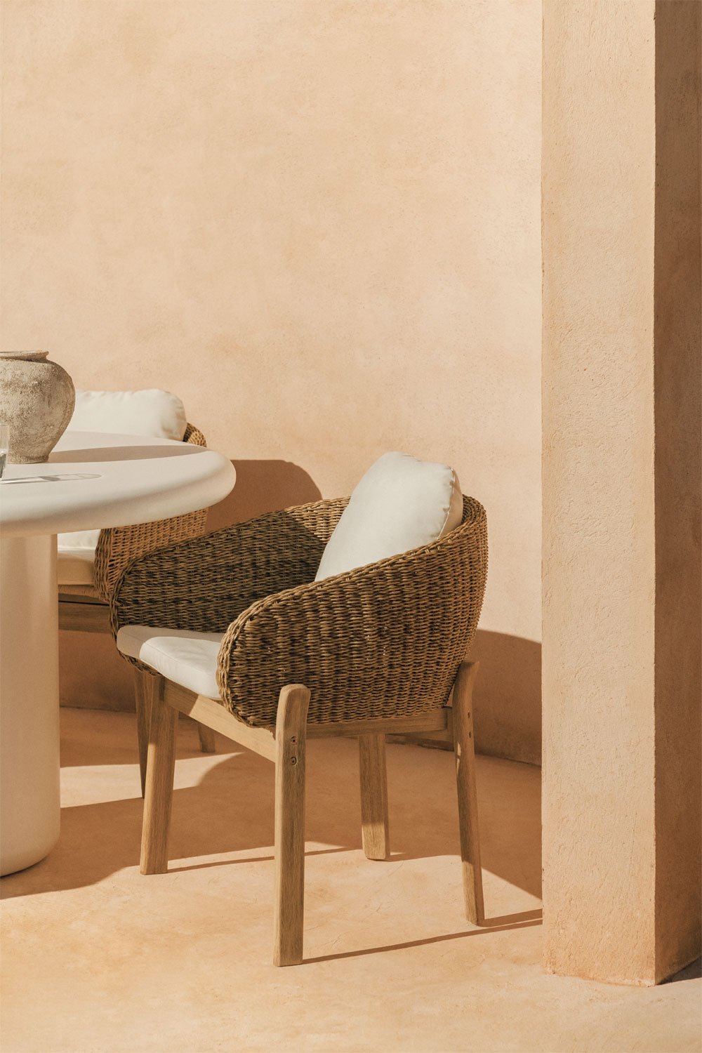 Confezione da 2 sedie da giardino Leilan con braccioli in legno di acacia e rattan sintetico
