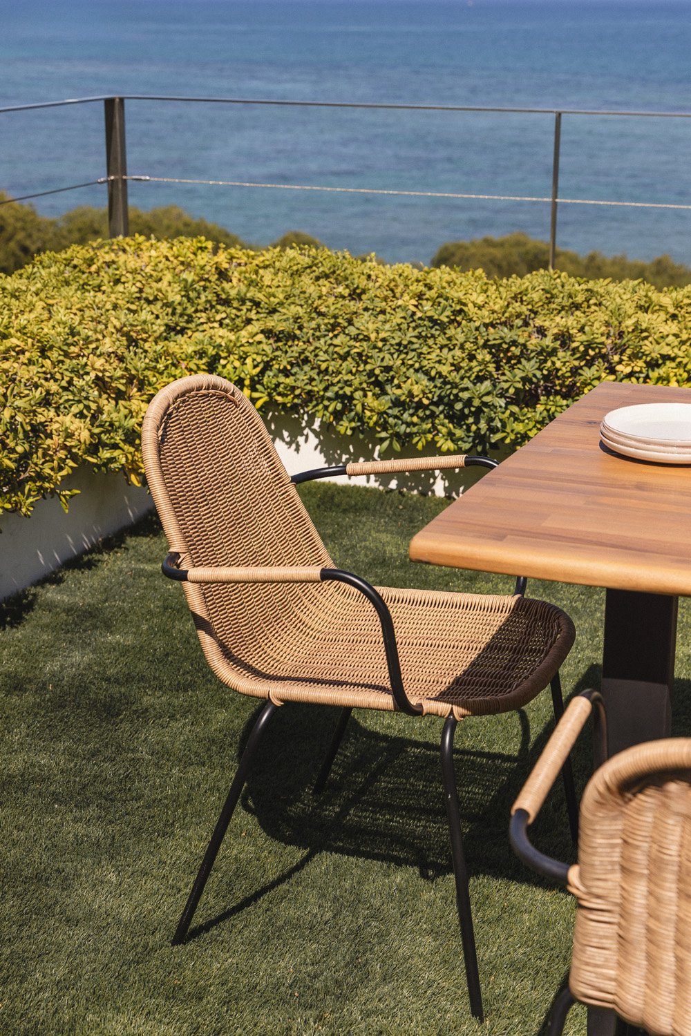 Set di 2 sedie da giardino impilabili con braccioli in vimini sintetico Reiven
