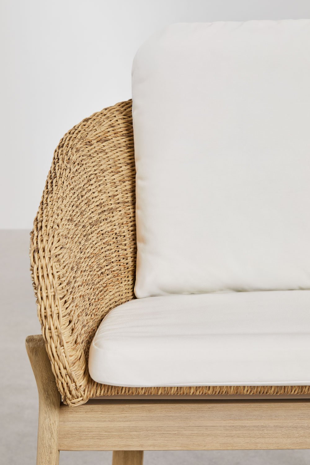 Sedie da pranzo Leilan in legno di acacia e rattan sintetico con braccioli, set da 2