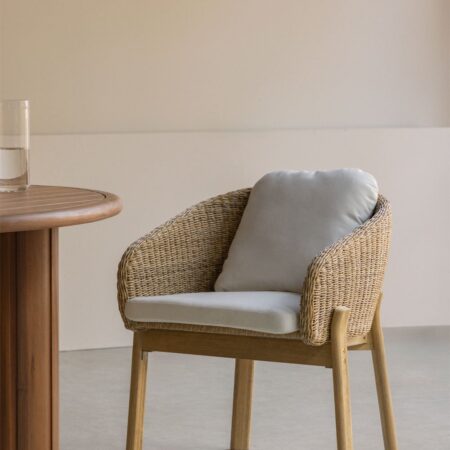 Sedie da pranzo Leilan in legno di acacia e rattan sintetico con braccioli, set da 2