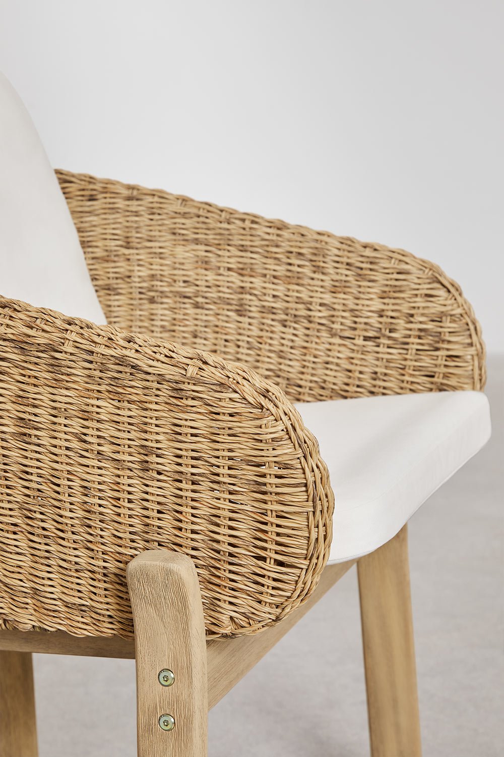 Sedie da pranzo Leilan in legno di acacia e rattan sintetico con braccioli, set da 2