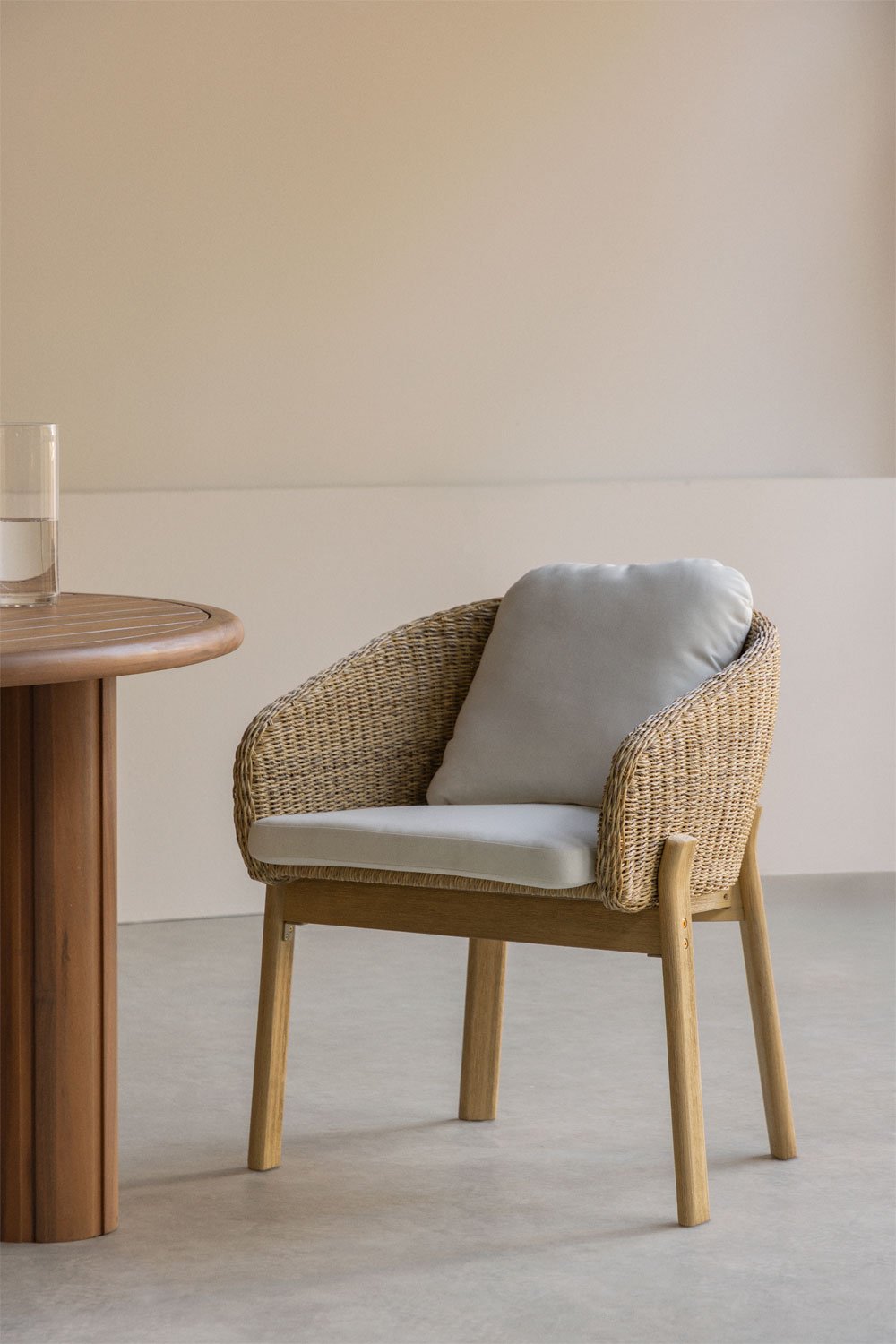 Sedie da pranzo Leilan in legno di acacia e rattan sintetico con braccioli, set da 2