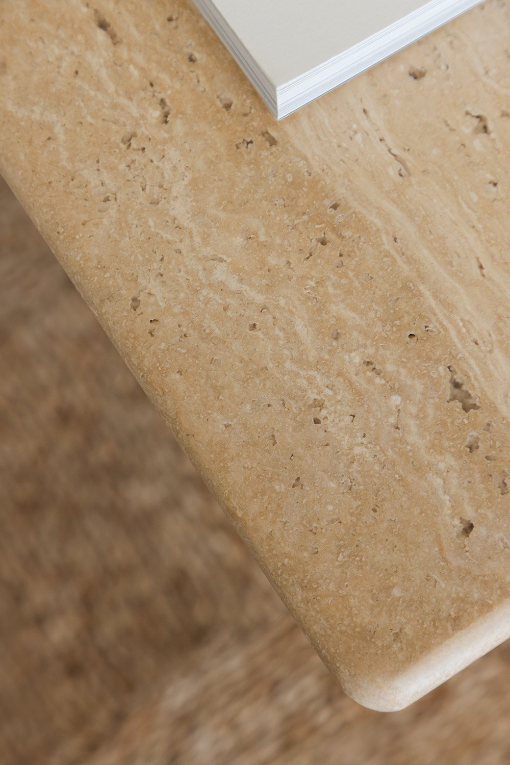 Set di 2 tavolini quadrati in travertino e legno di acacia Casilda