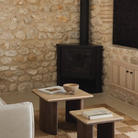 Set di 2 tavolini quadrati in travertino e legno di acacia Casilda