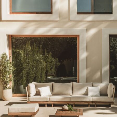 Set di divani da giardino modulari Dailin da 4 pezzi con 2 sedie angolari, tavolino e pouf in legno di acacia