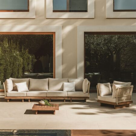 Set di divani modulari Dailin da 4 pezzi con 2 sedie angolari, tavolino e poltrona in legno di acacia