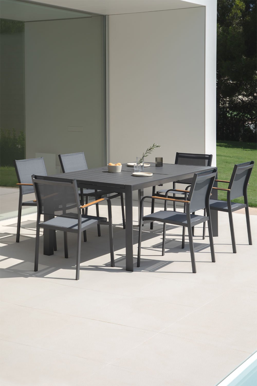 Set tavolo rettangolare allungabile Starmi, 180x240-100 cm, e 6 sedie da giardino impilabili Archer in alluminio.